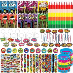 122 PCS Hero Party تفضل ديكورات عيد الميلاد - دبوس البطل ، سلسلة المفاتيح ، سوار ، إشارة مرجعية ، سوار صفعة ، دفتر حلزوني ، ملصق ، بلوك تلوين القلم لحشو أكياس الهدايا ، الحفلات ، جوائز الكرنفال