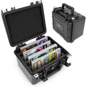 Casematix Crush Proof Card Jumbo Card With 4 Distrabers Cards ، مقاومة للماء ، علبة البطاقة المتوافقة مع بطاقات Pokemon كبيرة أو بطاقات رياضية في وسط المدينة ، فتحات بطاقة XL 8.5 "× 5.6" كحد أقصى