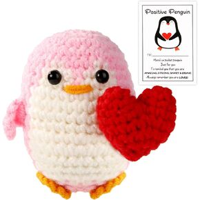 Mini Funny Crochet Penguin ، 2.6 بوصة دمية عاطفية متبكلة مع قلب البطاطا المصنوعة يدويًا مع بطاقة ملهمة لأصدقاء العائلة تشجيع عيد الحب هدية