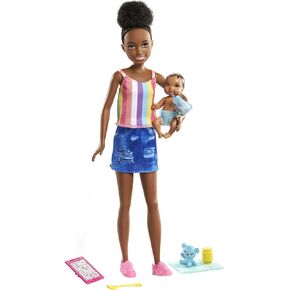Barbie Skipper Babysitters Inc. Doll & Accessories مع دمية سمراء 9 بوصة ، ودمية الطفل و 4 قطع القصص لمدة تتراوح بين 3 و 7 سنوات
