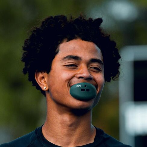 واقي الفم لكرة القدم - قطعة فم حامية للشفاه للشباب والكبار - تصميم أبيض كلاسيكي أو ألوان متعددة - حماية للأسنان العلوية والسفلية - تدفق هواء رائع in Kuwait