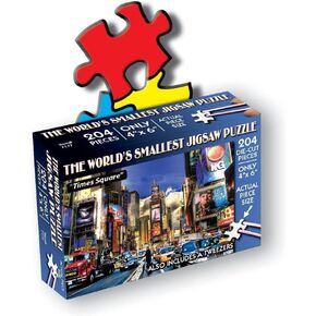 TDC Games Games أصغر أحذية بانوراما في العالم ، تايمز سكوير - الألغاز الصغيرة ، لغز فن السفر الصغير للبالغين ، 200+ قطعة ، 6 في × 4 في