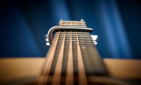 جيتار كابو من سلسلة نيوبورت G7th (C31010)، فضي، 6 أوتار in Kuwait