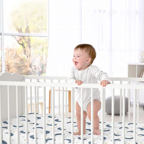 ملاءة سرير للأطفال أو الأطفال الصغار برسمة دب ماونتين بوي من سويت جوجو ديزاينز، صورة مائية باللون الأزرق الأردوازي والأسود ستتحرك الجبال in Kuwait