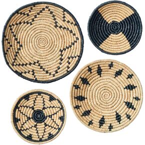 Artera Wicker Wall Basket Decor - مجموعة من 4 سلال مسطحة كبيرة الحجم معلقة من الأعشاب البحرية المنسوجة الطبيعية، سلة حائط مستديرة بوهو ديكور لغرفة المعيشة أو غرفة النوم، فن جداري فريد. (طبيعي)
