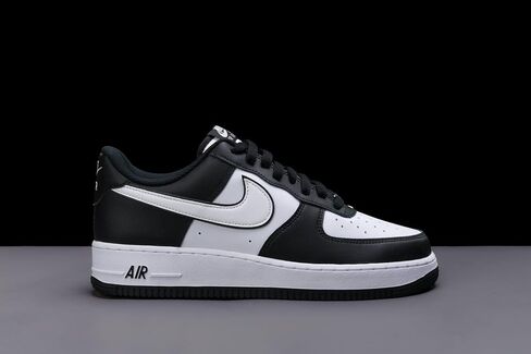 حذاء Nike WMNS Air Force 1 '07 ثلاثي أبيض على أبيض للنساء - مقاس 8W in Kuwait
