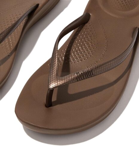 شبشب نسائي من FitFlop مصنوع من المطاط iQushion مع وسادة قدم محيطية للمشي، صنادل قلابة مريحة وخفيفة الوزن مع دعم للقوس ووسائد لتأثير القدم in Kuwait