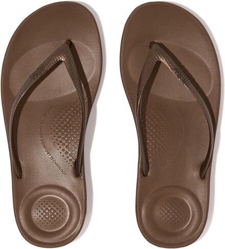 شبشب نسائي من FitFlop مصنوع من المطاط iQushion مع وسادة قدم محيطية للمشي، صنادل قلابة مريحة وخفيفة الوزن مع دعم للقوس ووسائد لتأثير القدم in Kuwait