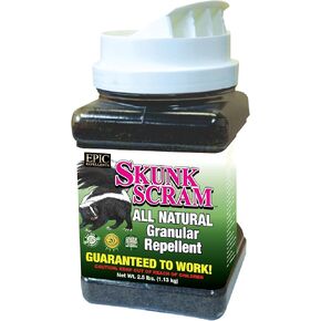 Skunk Scram جميع طارد الحبيبات الطبيعية - كلها طبيعية ، حيوانات ، أشخاص وحيوانات أليفة آمنة من طاردات ملحمية (2.5 رطل شاكر)