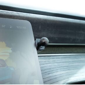 مرساة DASH Mount Mount Phone (الإصدار 2) مع تثبيت كرة ذراع 17 مم ومغناطيس يناسب Rivian R1T & R1S 2022-2025 - يناسب جانب السائق فقط ، الهواتف المحمولة المكتظة بدون مسامير أو مواد لاصقة