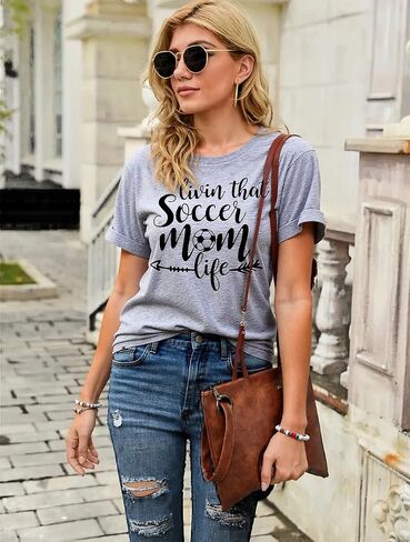 تي شيرت نسائي Livin That Soccer Mom Life برقبة دائرية وأكمام قصيرة in Kuwait