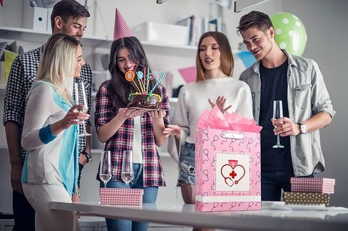 حقيبة هدايا عيد القديس باتريك من سيكوهوم، مقاس 11.5 بوصة × 9 بوصة، أكياس هدايا منقوشة من الجاموس الأخضر مع مناديل ورقية، أكياس تغليف هدايا سانت باتريك السعيدة لمستلزمات حفلات الفصول الدراسية للأطفال in Kuwait
