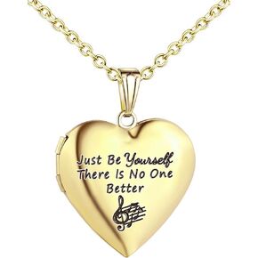 ونقلت تايلور يقتبس قلادة Locket Merch التي تحمل هدايا الصور للجماهير فقط كن نفسك لا يوجد أحد أفضل