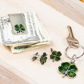مجموعة ملحقات Clover Four Leaf Clover - سلسلة مفاتيح البيوتر المصنوعة يدويًا ، أزرار أكمام ، ومقطع نقدي