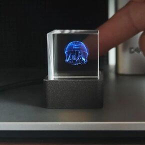 Holacube WiFi Holographic Crystal 3D Photo Display ، محطة الطقس الذكية والساعة الرقمية مع الرسوم المتحركة GIF ومشغل ألبوم الصور الإلكترونية لسطح المكتب/كار (قاعدة سوداء)