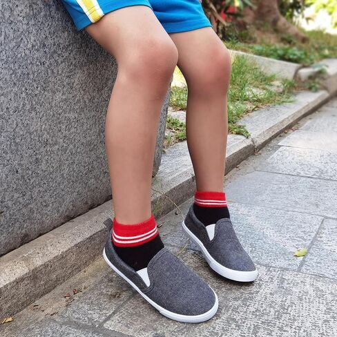 طفل صغير على الأحذية الفتيات والفتيان القماش المتسكعون in Saudi Arabia