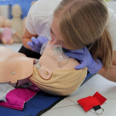 قناع AOUTACC 5 قطع من قناع CPR وقفازات PVC للاستعمال مرة واحدة للجيب أو سلسلة المفاتيح، درع وجه الطوارئ CPR مع حاجز تنفس بصمام أحادي الاتجاه للإسعافات الأولية أو التدريب بالدرهم الإماراتي in Saudi Arabia