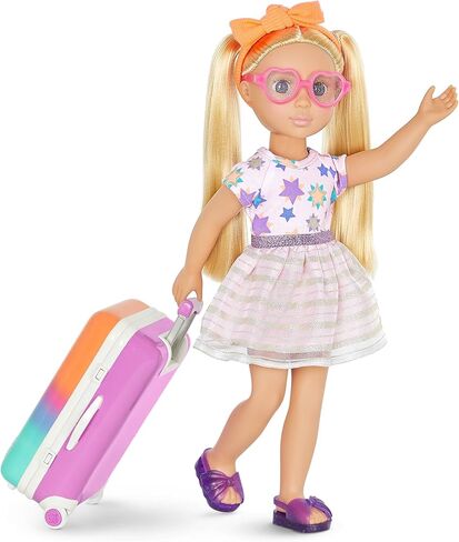 الفتيات اللامعات - دمية أستريد 14 بوصة قابلة لاتخاذ الوضعيات - شعر أحمر وعيون عسلي - ملابس تخييم وقبعة مطابقة وأحذية لامعة - ألعاب وملابس وإكسسوارات للأطفال من عمر 3 سنوات فما فوق in Kuwait