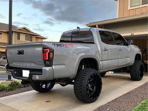 مجموعة مصابيح LED الخلفية من WOLFSTORM لسيارة Toyota Tacoma 2016-2023 مع تصميم إضاءة LED جديد، مجموعة مصابيح خلفية LED Toyota Tacoma 16-23، زوج واحد (عدسة دخان) in Saudi Arabia