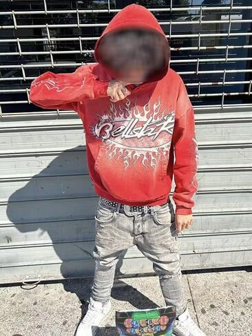 صورة حرف تجريدي جرافيتي على طراز الهيب هوب، سترة قطيفة ذات قلنسوة حمراء عتيقة في الشارع (بنطلون أحمر، XL، X-Large) in Saudi Arabia