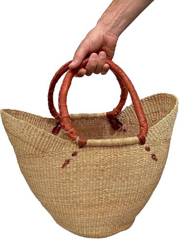 سلة تسوق أفريقية طبيعية فاخرة - كبيرة على شكل حرف U مقاس 18 بوصة - من تصميم نساء السوق في بولجاتانجا، غانا مع مشروع خشب القلب الأفريقي - GBLSN (معبأة بشكل مسطح) in Kuwait