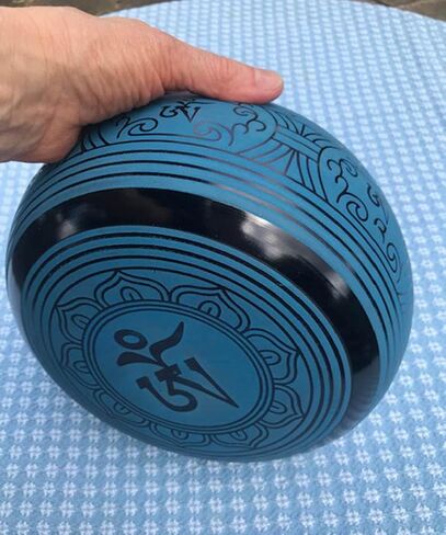 وعاء الغناء مستدير مقاس 8 بوصات بظلال من اللون الأزرق مع مطرقة خشبية وحجر كوارتز دخاني in Kuwait