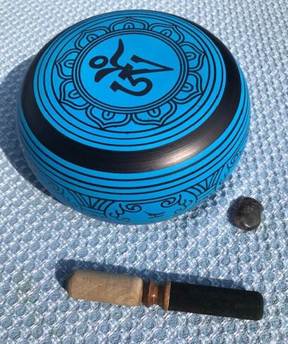 وعاء الغناء مستدير مقاس 8 بوصات بظلال من اللون الأزرق مع مطرقة خشبية وحجر كوارتز دخاني in Kuwait
