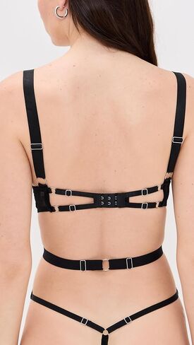 ثيسل واستضيق نساء مينا ثونغ بودز in Kuwait