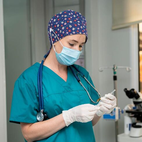 2pcs قبعات ممرضة لفرك النساء ، قبعات الغش من النساء العاملات مع الأزرار وعصابات العرق ، غطاء ممرضة مع مطبوعات لطيفة للنساء الرجال متعدد الألوان in Kuwait