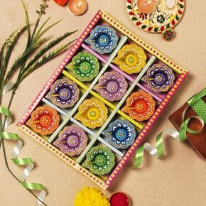 مجموعة Terracoaat المصنوعة يدويًا من 12 ألوانًا متعددة الألوان Diya لـ Diwali/Navratri Decorations مصباح الزيت Diya Tea Holder مهرجان الديكور الهندي Puja heads-01da (Multi)