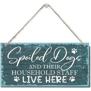 الكلاب المدللة وموظفيها يعيشون هنا علامة، علامة لوحة خشبية مطبوعة، علامة خشبية معلقة ديكور المنزل، علامات عائلية لهدية ديكور المنزل، هدايا علامة ديكور غرفة الكلب، ديكور المنزل جدار الفن علامة 12 "× 6" in Kuwait