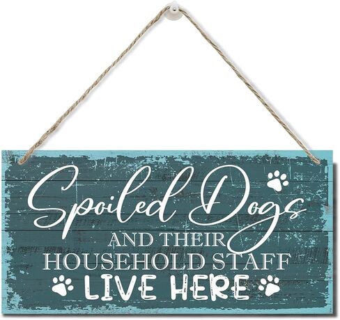 الكلاب المدللة وموظفيها يعيشون هنا علامة، علامة لوحة خشبية مطبوعة، علامة خشبية معلقة ديكور المنزل، علامات عائلية لهدية ديكور المنزل، هدايا علامة ديكور غرفة الكلب، ديكور المنزل جدار الفن علامة 12 "× 6" in Kuwait