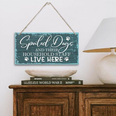 الكلاب المدللة وموظفيها يعيشون هنا علامة، علامة لوحة خشبية مطبوعة، علامة خشبية معلقة ديكور المنزل، علامات عائلية لهدية ديكور المنزل، هدايا علامة ديكور غرفة الكلب، ديكور المنزل جدار الفن علامة 12 "× 6" in Kuwait