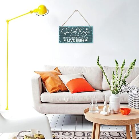 الكلاب المدللة وموظفيها يعيشون هنا علامة، علامة لوحة خشبية مطبوعة، علامة خشبية معلقة ديكور المنزل، علامات عائلية لهدية ديكور المنزل، هدايا علامة ديكور غرفة الكلب، ديكور المنزل جدار الفن علامة 12 "× 6" in Kuwait