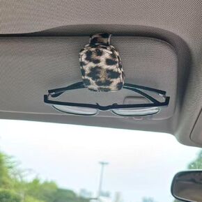 حامل النظارات الشمسية للسيارة Leopard ، مقطع جلدي مغناطيسي مع تخزين بطاقة التذاكر ، ملاءمة عالمية لسيارات الدفع الرباعي/الشاحنة/السيارات ، إكسسوارات أزياء Sun Visor للنساء