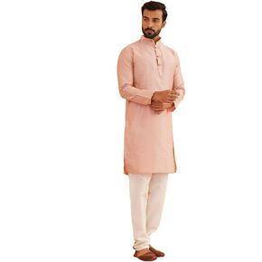Sojanya (منذ عام 1958 لمزيج حرير الرجال مخطط وردي كورتا و Off-White Churidar Pajama