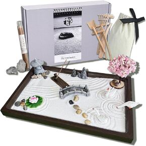 Srayw Zen Garden Kit للديكور المكتبي. 11x7.5 '' جميلة اليابانية mini Zen Garden Hompts التي تم تعيينها للمنزل ، مكتب مكتب ＆ غرفة التأمل .6 الأدوات ＆ 18 الملحقات. علاج صينية Zen Sand