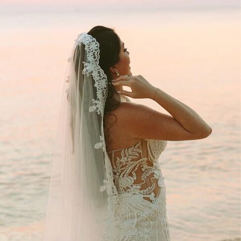 Bridal Veil Lace Flower Wedding Veil,1 Tier Cathedral Fingertip Length Veils with Metal Comb in Saudi Arabia