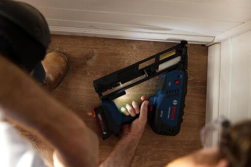 جهاز تثبيت المسامير بزاوية 15 قياس 18 فولت من BOSCH GNH18V-15MAN - دقة للمساحات الضيقة، يثبت ما يصل إلى 1200 مسمار لكل شحنة، تفعيل بيد واحدة، إزالة المربى بدون أدوات، خطاف الحزام (أداة عارية) in Saudi Arabia