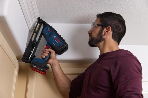 جهاز تثبيت المسامير بزاوية 15 قياس 18 فولت من BOSCH GNH18V-15MAN - دقة للمساحات الضيقة، يثبت ما يصل إلى 1200 مسمار لكل شحنة، تفعيل بيد واحدة، إزالة المربى بدون أدوات، خطاف الحزام (أداة عارية) in Saudi Arabia