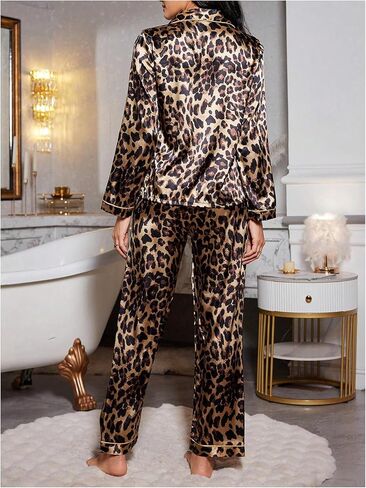 طقم بيجامة من الساتان مكون من قطعتين من قميص وبنطلون بطباعة دب متباينة للنساء من WDIRARA in Kuwait