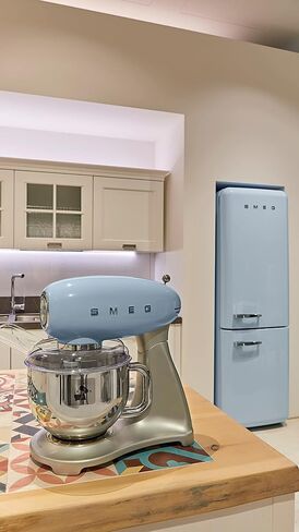 خلاط بحامل أحمر ريترو من Smeg 50 in Saudi Arabia