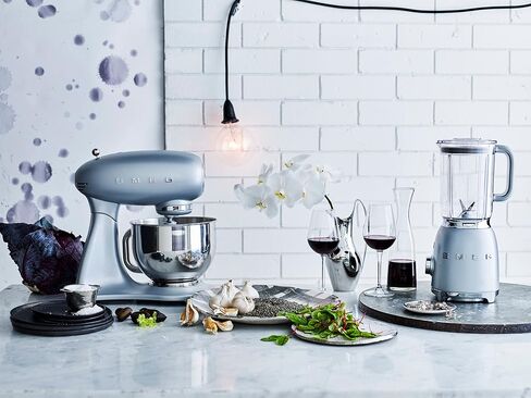 خلاط بحامل أحمر ريترو من Smeg 50 in Saudi Arabia