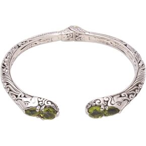 Novica Artisan Handmade Peridot Cuff Bracelet Motif من Bali Sterling Silver Indonesia Gemstone [6 في L (نهاية إلى النهاية) × 0.4 في W] "الكنز"
