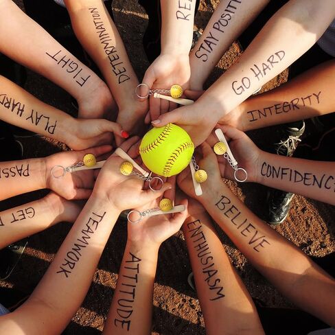 24 مجموعة سلسلة مفاتيح أكريليك للكرة اللينة مع مضرب خشبي مصغر للكرة اللينة لهدايا الكرة اللينة، هدايا الحفلات الرياضية، حقيبة رياضية للكرة اللينة in Kuwait