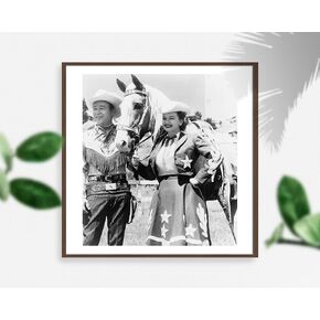 صور تاريخية 1958 صورة روي روجرز يقف مع الزوجة ديل إيفانز وجهازه الحصان ، وهو ثلاثة صور ربع الطول ، في مواجهة الرسم الأيسر قليلاً. صورة 8x10 - جاهزة للإطار