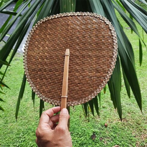 عبوة واحدة من مروحة يد من أوراق النخيل مصنوعة يدويًا من إنتاج تايلاند فكرة لمستلزمات الحفلات ونمط الزفاف العتيق in Kuwait