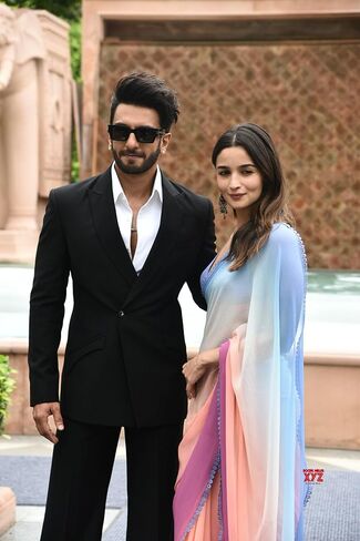 Women's Printed Pure Georgette Saree With Unstitched Blouse Piece (Rocky Aur Rani Ki Prem Kahani Saree) in Kuwait