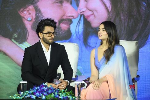 Women's Printed Pure Georgette Saree With Unstitched Blouse Piece (Rocky Aur Rani Ki Prem Kahani Saree) in Kuwait