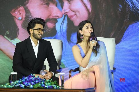 Women's Printed Pure Georgette Saree With Unstitched Blouse Piece (Rocky Aur Rani Ki Prem Kahani Saree) in Kuwait